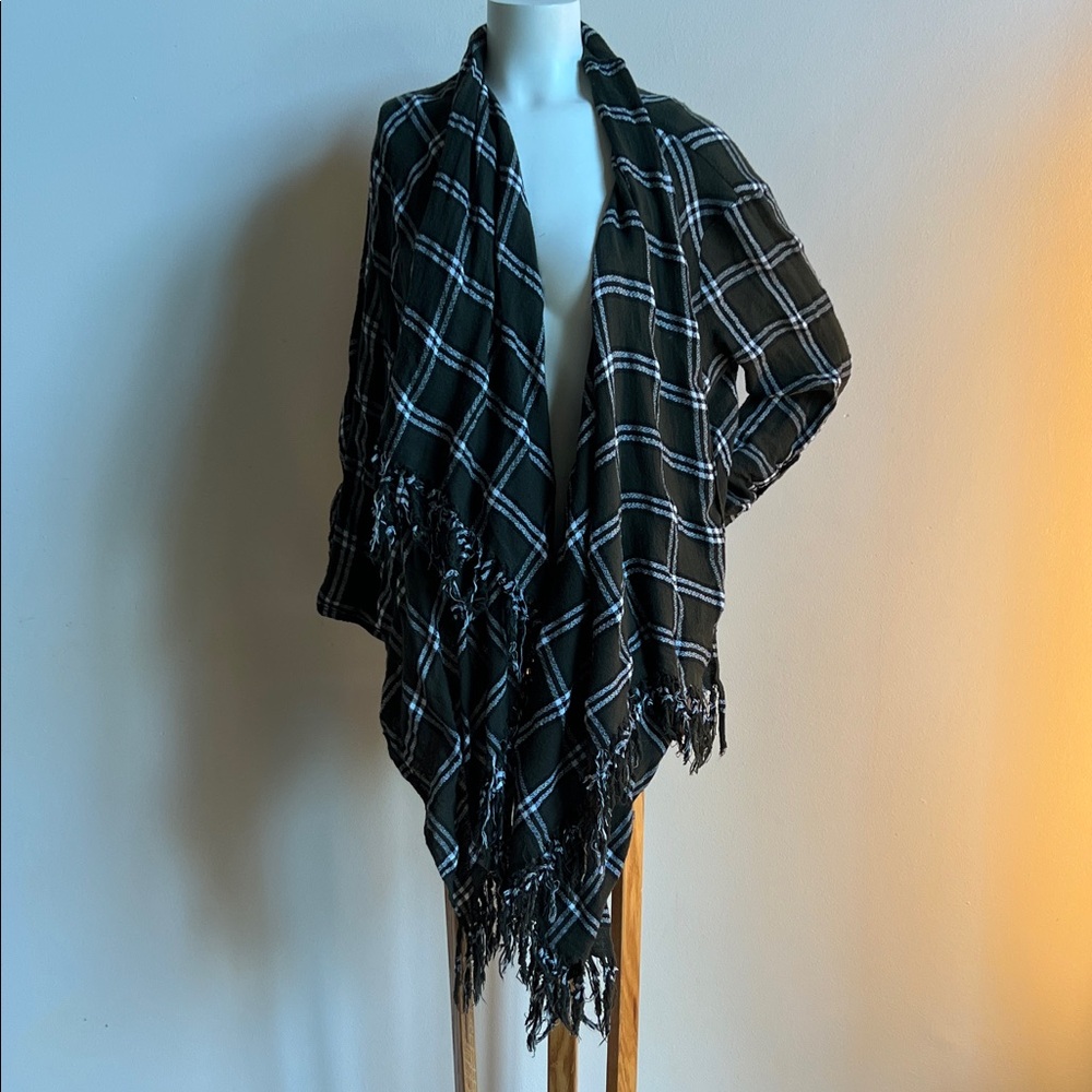 En crème fringed cardigan Plaid light cardigan with open front